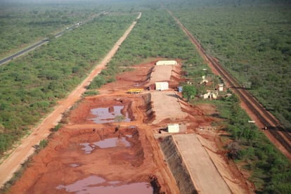 Construção de uma estrada entre os Parques Nacionais Tsavo Oriental e Tsavo Ocidental no Quênia.