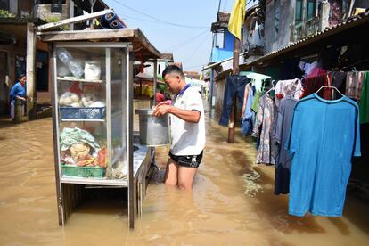 Un vendedor indonesio prepara su puesto en un mercado tras una inundación en Bandung, Java Occidental. No se registraron víctimas mortales debido a que las inundaciones ocurren con frecuencia durante la temporada de lluvias en el cercano río Citarum.