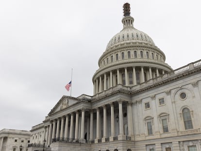 La bandera estadounidense ondea a media asta sobre el Capitolio en Washington tras la muerte de la senadora Dianne Feinstein