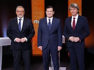 El candidato de Vox a la presidencia de la Junta de Castilla y León, Carlos Pollán; Alfonso Fernández Mañueco (PP) y PSOE, Carlos Martínez, posan antes del primer debate de las elecciones autonómicas en Valladolid.