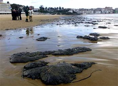 Manchas de fuel dejadas por el mar en la primera playa de El Sardinero, en Santander, ayer al mediodía.