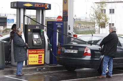 Un home omple el dipòsit en una gasolinera que ven gasoil a 0,99 euros.