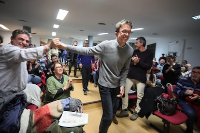 Iñigo Errejón saluda a los asistentes a un acto sobre movilidad y transporte, en la Casa de la Cultura de Parla, el 28 de febrero de 2018.