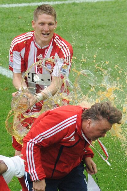Van Gaal, bañado de cerveza tras ganar la Bundesliga.