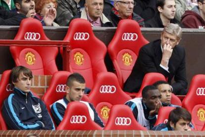 El banquillo del Arsenal durante la derrota en Old Trafford.