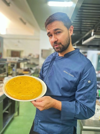 Adrián Cuevas posa con una de sus tortillas. Imagen proporcionada por el cocinero del Hotel Cortijo Santa Cruz.