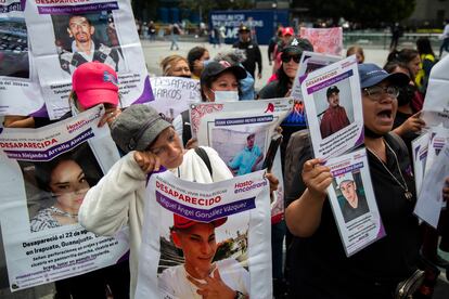 Manifestantes sostienen imágenes de personas desaparecidas en el Estado de Guanajuato, al pie de la Estela de Luz.