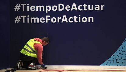 Un operario trabaja en uno de los pabellones de Ifema, este domingo.