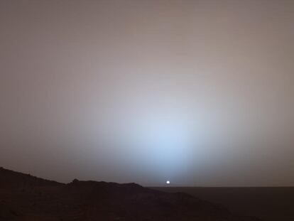 Imagen tomada por el robot Spirit de una puesta de sol en Marte.