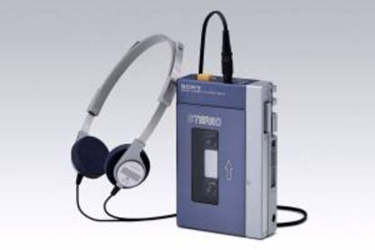 El primer reproductor portátil de música del mundo, el Walkman de Sony. EFE/Archivo