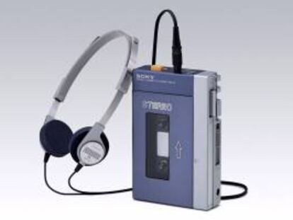 El primer reproductor portátil de música del mundo, el Walkman de Sony. EFE/Archivo