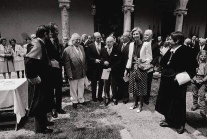 De izquierda a derecha: Javier Solana (ministro de Cultura), el Rey Juan Carlos I, Rafael Alberti, Jaime Salinas, Dámaso Alonso y Luis Rosales, la Reina Sofía, Pedro Lain Entralgo y Manuel Gala (rector de la Universidad de Alcalá), en la entrega del Premio Cervantes a Alberti en 1984.