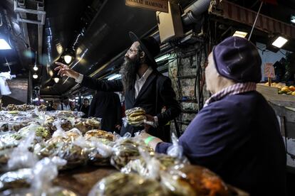 Un judío ultraortodoxo hace la compra en el mercado Mahaned Yehuda de Jerusalén, este viernes.