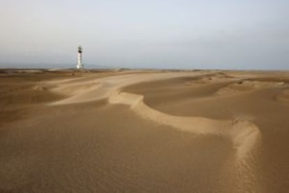 Dunas y faro de El Fangar, en el parque natural del Delta del Ebro.