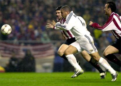 Ronaldo lucha un balón con Karanka (izqda) y Lafuente.