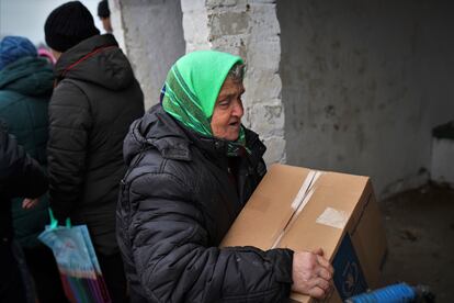 Maria Fediuk, de 79 años, tras recoger alimentos entregados por una organización humanitaria en Hnilitsia.