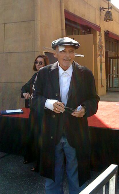 El actor Dennis Hopper, durante la inauguración de su estrella en el Paseo de la Fama de Hollywood.