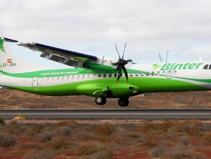 Un avión de Binter, hoy operado por Canarias Airlines, toma tierra en el aeropuerto de Lanzarote. 