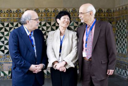 Andreu Mas-Colell, Helga Nowotny y Fotis Kafatos, durante la reunión del Consejo Europeo de Investigación en Barcelona.