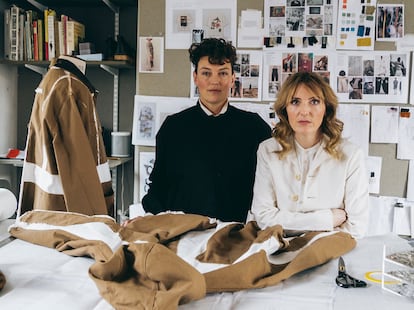 Las hermanas Faye y Erica Toogood en su estudio de Londres con una de las cazadoras que han creado para Carhartt. 