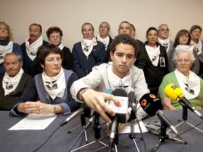 Miembros del colectivo Etxerat, durante su comparecencia de ayer en Vitoria.