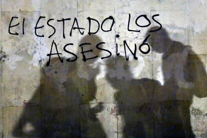 Dilan tenía 18 años y estudiaba el último curso del colegio Ricaurte IED, en el sur de la ciudad. Su hermana, Denis Cruz, recibió su título en un acto emotivo. “Queremos que esto que pasó con Dilan no sea para más disturbios, para armar más violencia, en lo absoluto, queremos que esto sea un detonante para acabar con la violencia, con todo lo malo que está pasando en este momento en el país”.