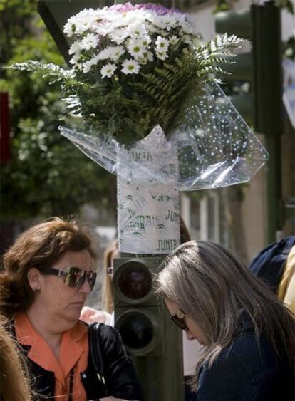 Uno 400 vecinos y trabajadores de la Avenida de Hytasa de Sevilla han recordado a la mujer que fallecía en esta calle arrollada por un camión.