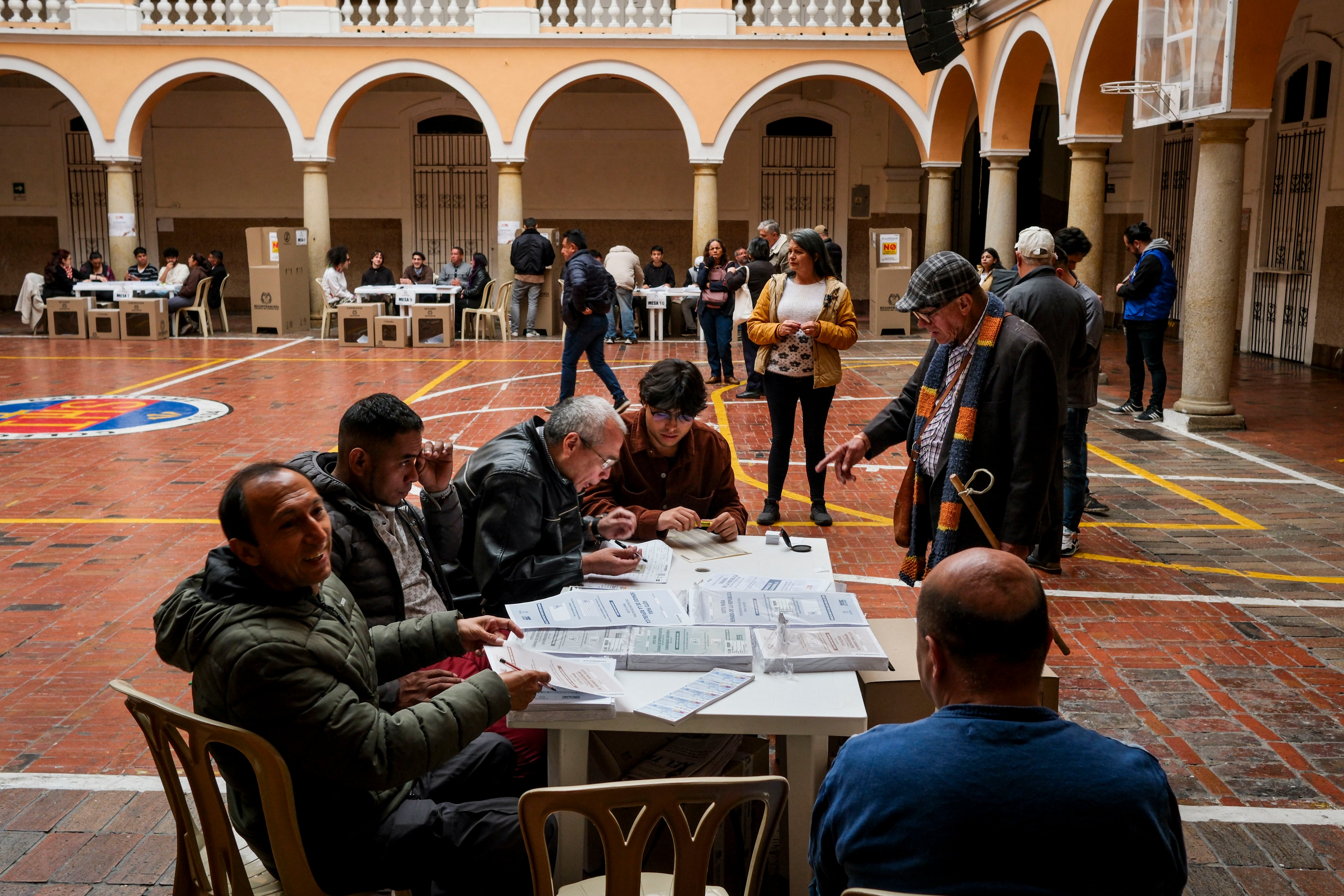 Jornada electoral en el Colegio Mayor de San Bartolomé, en Bogotá, este domingo.