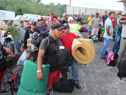 Un grupo de migrantes cubanos espera a ser ubicado en hoteles en Paso Canoas. 