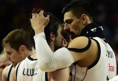 Ayón abraza a LLull.