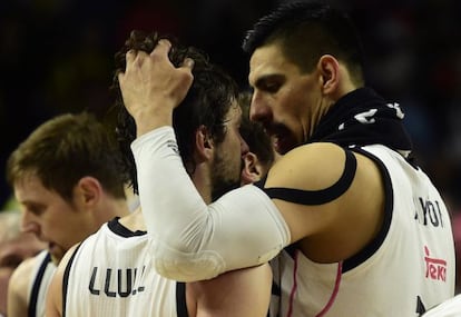 Ay&oacute;n abraza a LLull.