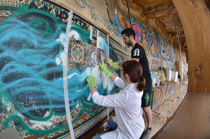 Labores de restauración en el interior de de las galerías Punta Begoña.