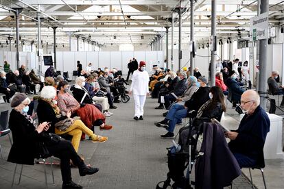 Sala de espera para las personas que han recibido la vacuna de AstraZeneca, el 12 de abril en Copenhague.