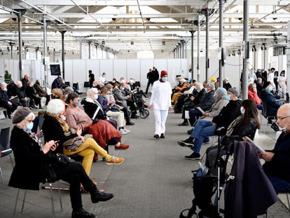 Sala de espera para las personas que han recibido la vacuna de AstraZeneca, el 12 de abril en Copenhague.