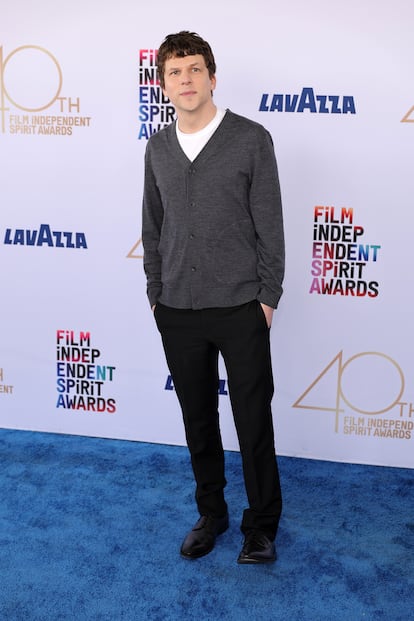 Jesse Eisenberg, premiado por el guion de 'A Real Pain', eligi un conjunto informal, de pantalones negros, crdigan gris y camiseta blanca.