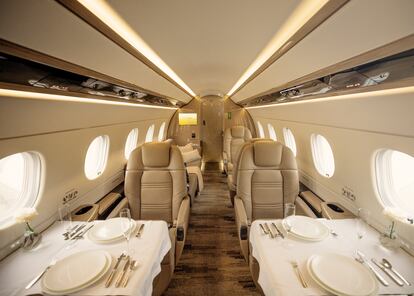 Interior de la cabina de un 'jet' G650, con servicio de comedor.