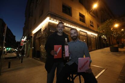 Martín Presumido (l) and Narciso Bermejo in front of El Palentino.