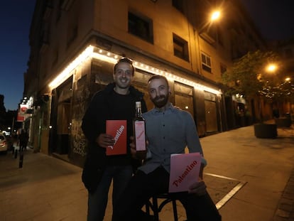 Martín Presumido (l) and Narciso Bermejo in front of El Palentino.