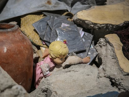 Una muñeca yace entre los escombros de una casa destruida por el terremoto en Los Cayos, Haití, el pasado domingo 15 de agosto de 2021.