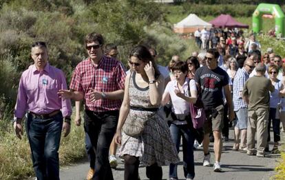 El presidente del PNV, Iñigo Urkullu (primero por la izquierda), ayer en el Araba Euskaraz, celebrado en Labastida, junto al portavoz de su partido en Vitoria, Gorka Urtaran, y otros correligionarios.