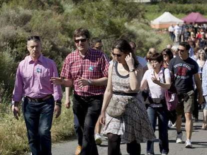 El presidente del PNV, Iñigo Urkullu (primero por la izquierda), ayer en el Araba Euskaraz, celebrado en Labastida, junto al portavoz de su partido en Vitoria, Gorka Urtaran, y otros correligionarios.