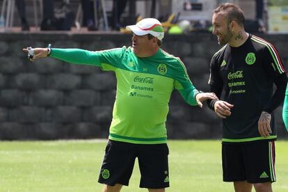 Miguel Herrera (i), da instrucciones a Vuoso este miércoles