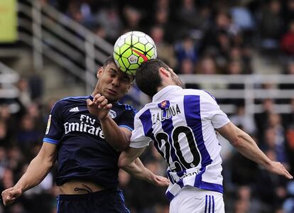  Carlos Henrique Casemiro (i) y Joseba Zaldua de la Real Sociedad golpean la pelota de cabeza.