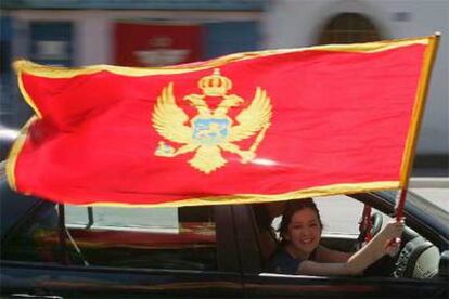 Una joven partidaria de la independencia ondea la bandera de Montenegro en la capital, Podgorica.