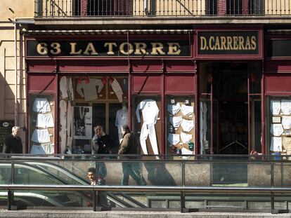 La tienda de géneros de punto La Torre mantiene en el escaparate las camisas de imperio de antaño, así como bragas y calzoncillos gigantes.