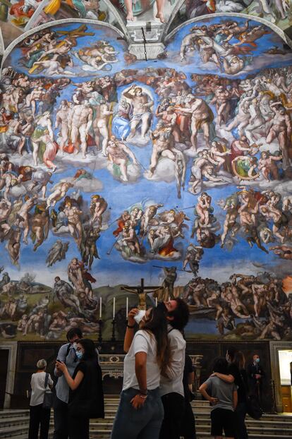 Un grupo de turistas admira la bóveda de la Capilla Sixtina de Roma.