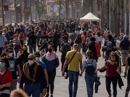 El passeig Marítim de la Barceloneta, ple de gent.