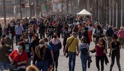 El passeig Marítim de la Barceloneta, ple de gent.