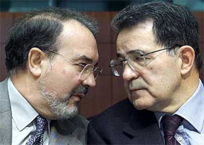 El comisario de Economía, Pedro Solbes, junto al presidente de la Comisión Europea, Romano Prodi.