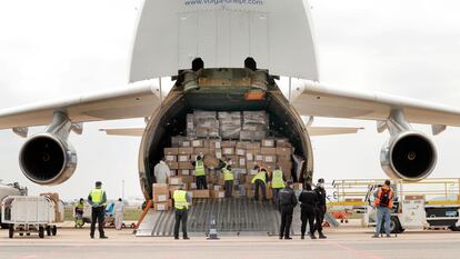 Un avión con 65 toneladas de material sanitario procedente de China aterriza en el aeropuerto de Valencia-Manises, en 2020.